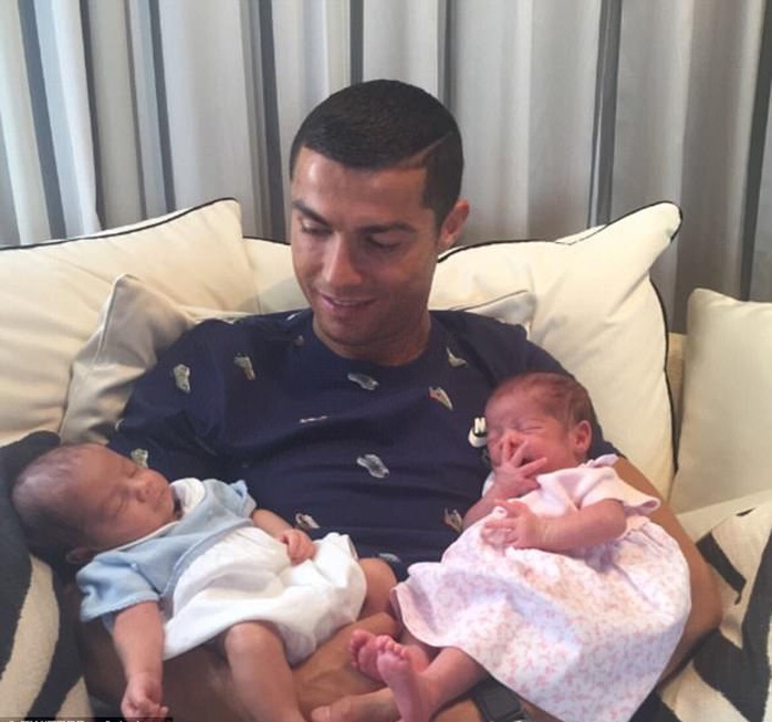 Ronaldo lần đầu khoe 2 con sinh đôi - Ảnh 1.