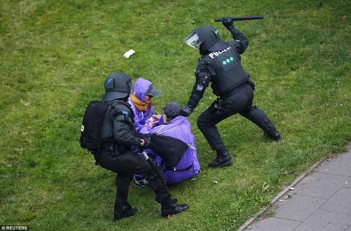 Biểu tình bạo lực phản đối G20, gần 200 cảnh sát bị thương - Ảnh 15.
