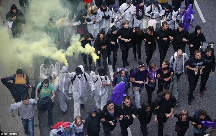 Biểu tình bạo lực phản đối G20, gần 200 cảnh sát bị thương - Ảnh 14.