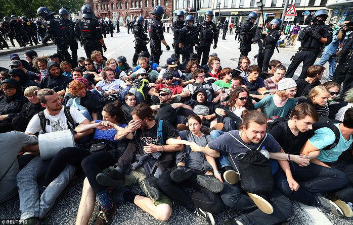 Biểu tình bạo lực phản đối G20, gần 200 cảnh sát bị thương - Ảnh 19.