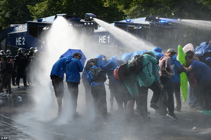 Biểu tình bạo lực phản đối G20, gần 200 cảnh sát bị thương - Ảnh 18.