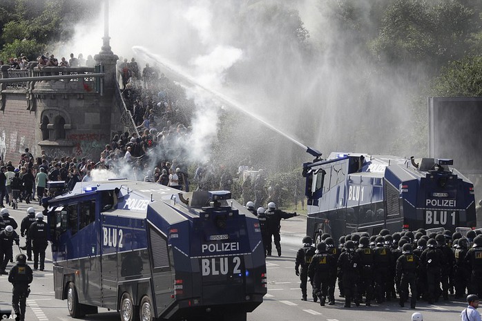 Biểu tình bạo lực phản đối G20, gần 200 cảnh sát bị thương - Ảnh 17.