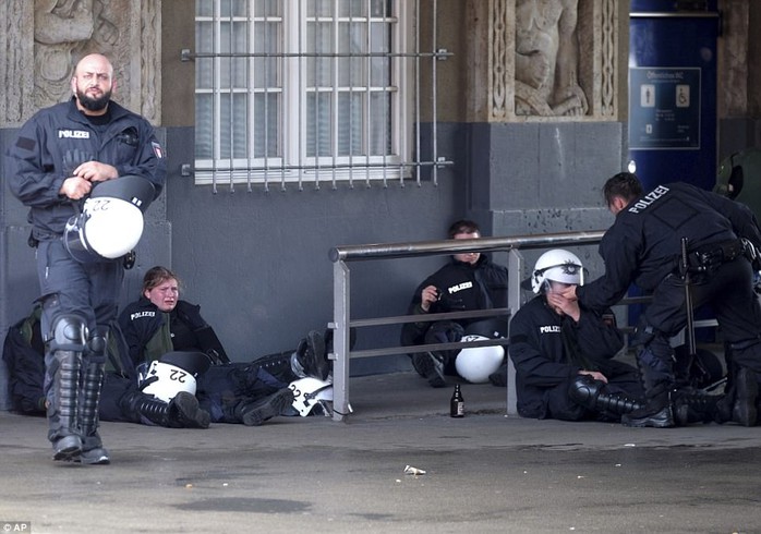 Biểu tình bạo lực phản đối G20, gần 200 cảnh sát bị thương - Ảnh 23.