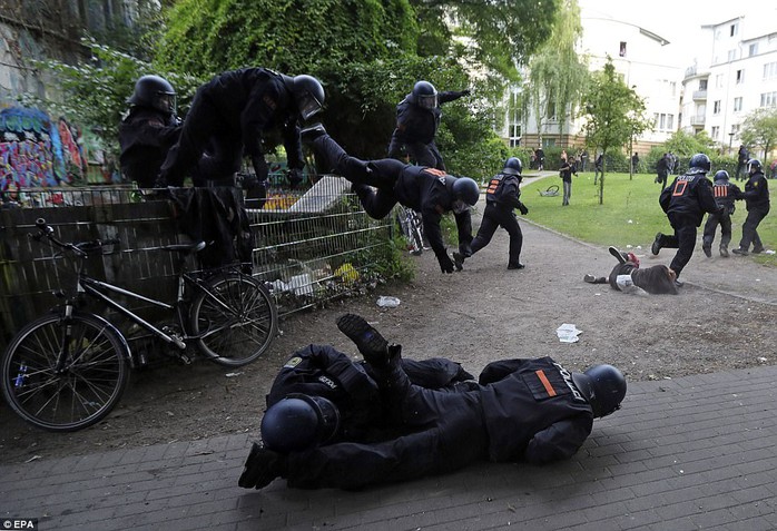 Biểu tình bạo lực phản đối G20, gần 200 cảnh sát bị thương - Ảnh 22.