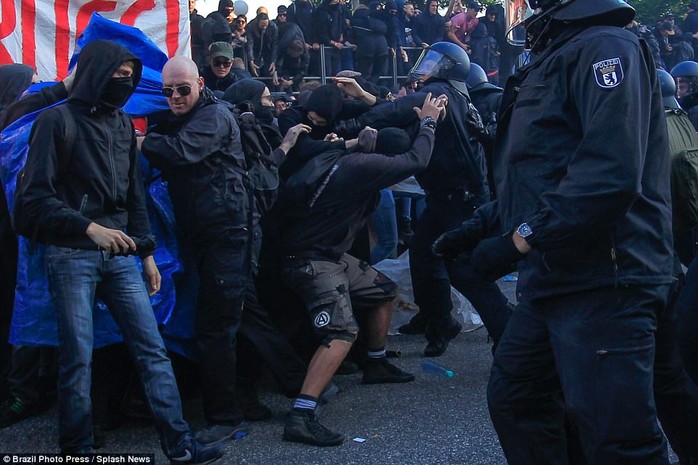 Biểu tình bạo lực phản đối G20, gần 200 cảnh sát bị thương - Ảnh 20.