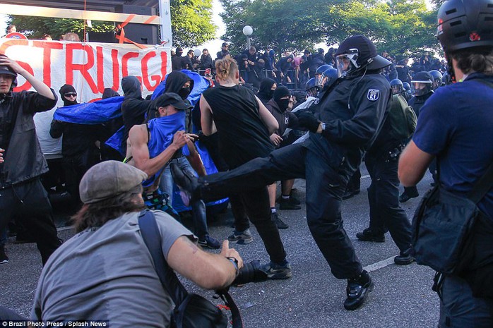 Biểu tình bạo lực phản đối G20, gần 200 cảnh sát bị thương - Ảnh 13.