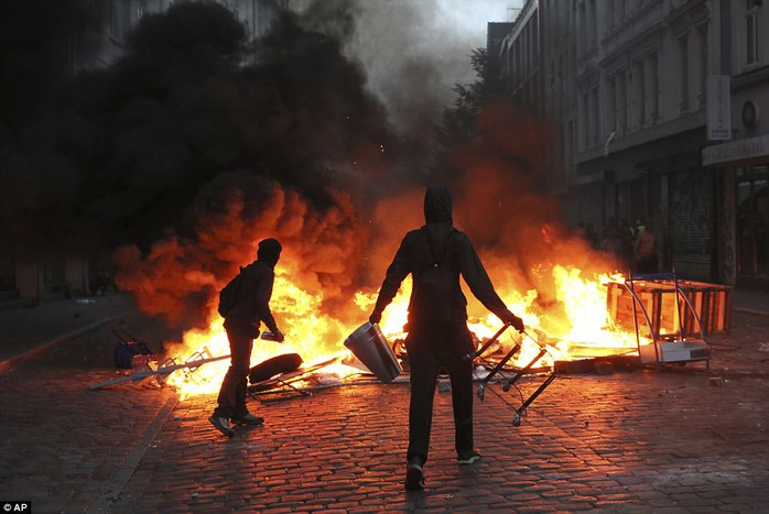 Biểu tình bạo lực phản đối G20, gần 200 cảnh sát bị thương - Ảnh 11.