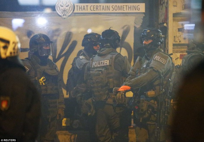 Biểu tình bạo lực phản đối G20, gần 200 cảnh sát bị thương - Ảnh 3.