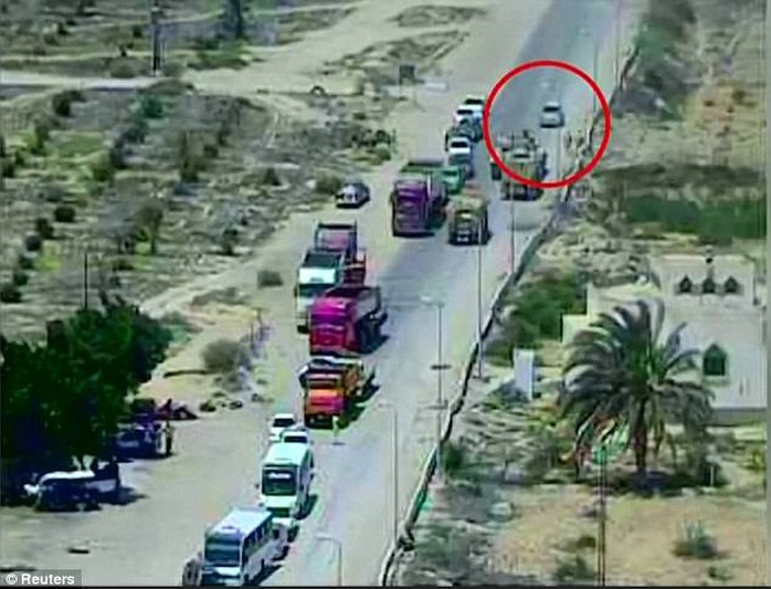 Xe tăng Ai Cập nghiền nát xe bom, cứu sống 50 người - Ảnh 1.