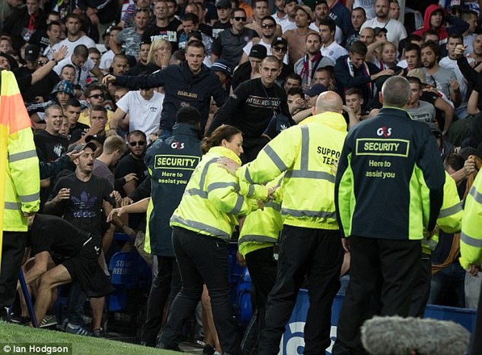 CĐV làm loạn trận Everton - Hajduk Split - Ảnh 3.