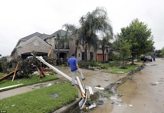 Cận cảnh đổ nát tại bang Texas sau siêu bão Harvey  - Ảnh 11.