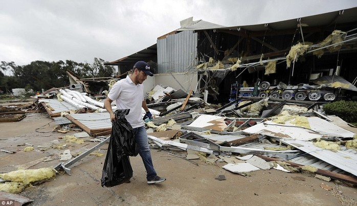 Cận cảnh đổ nát tại bang Texas sau siêu bão Harvey  - Ảnh 10.