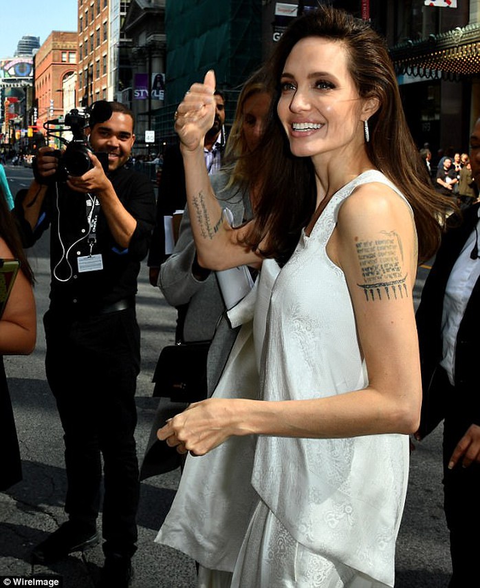 Angelina Jolie rạng ngời cùng các con trên thảm đỏ - Ảnh 3.