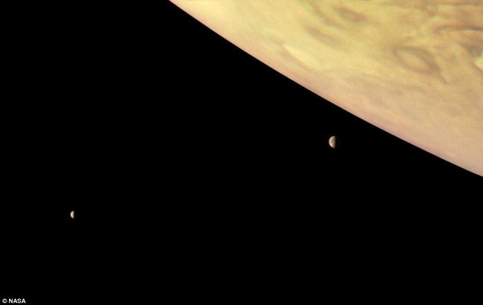 Cận cảnh Sao Mộc và hai mặt trăng kỳ ảo - Ảnh 1.