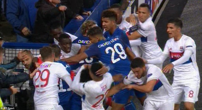 Fan Everton đánh hôi lúc cầu thủ ẩu đả - Ảnh 7.