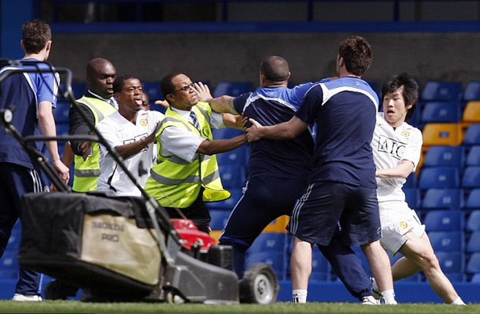 Tái hiện cú kungfu của Cantona, Evra bị đuổi khi chưa ra sân - Ảnh 4.