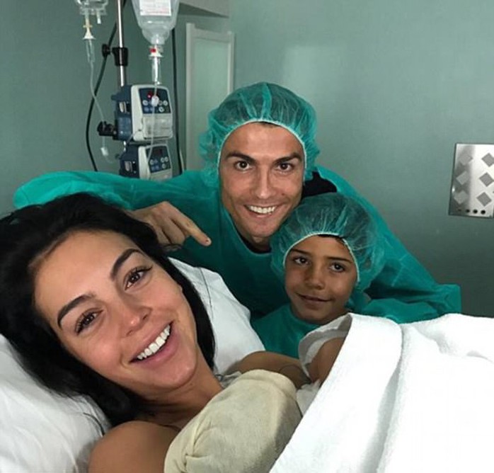 Ronaldo lần đầu có con không do thuê đẻ - Ảnh 1.