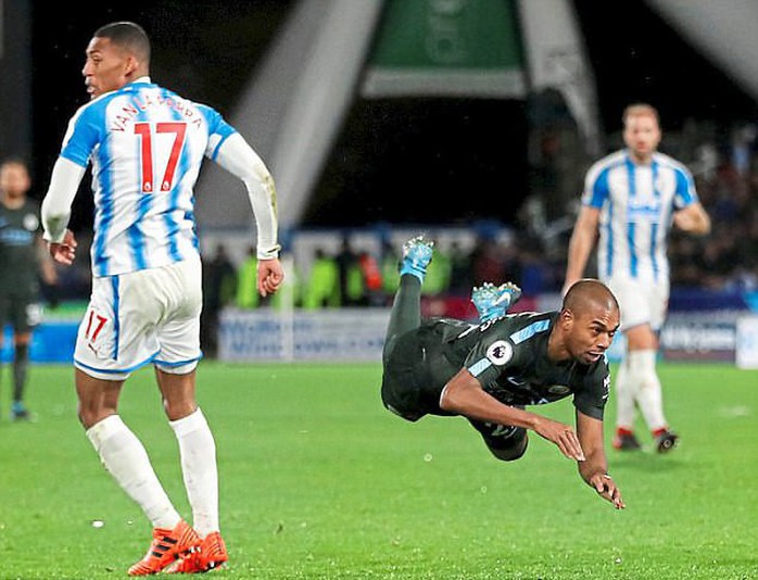 Mourinho: Cầu thủ Man City mong manh, dễ ngã - Ảnh 3.