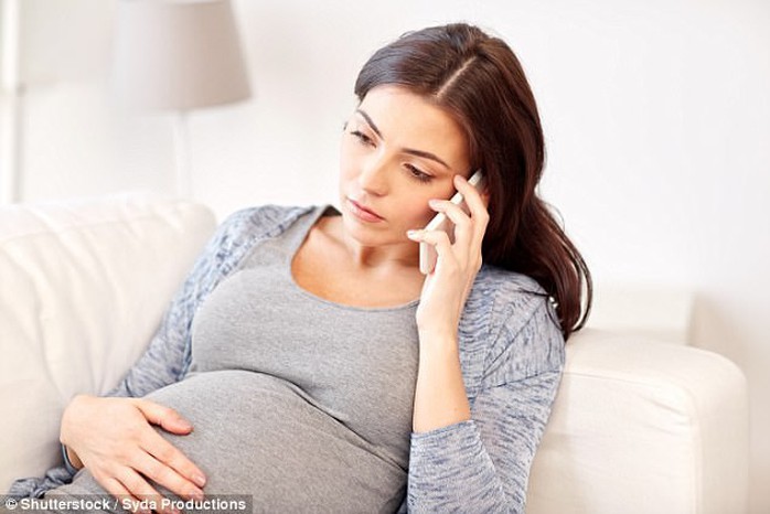 Wifi và điện thoại di động tăng gấp đôi nguy cơ sẩy thai - Ảnh 1.