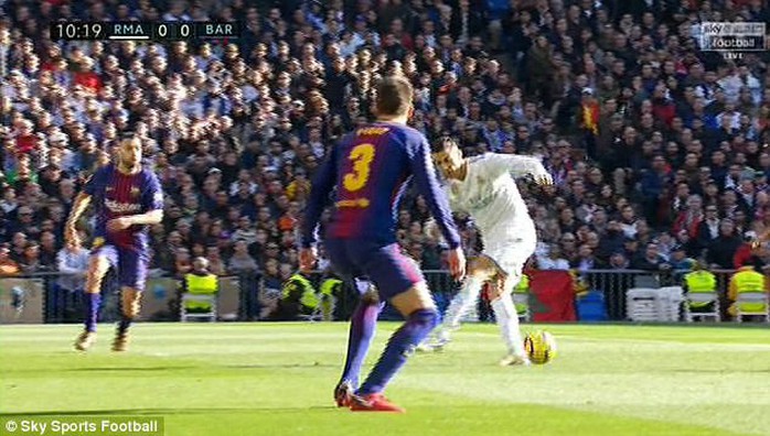 Hành động đẹp của Messi với Ronaldo ở El Clasico - Ảnh 4.