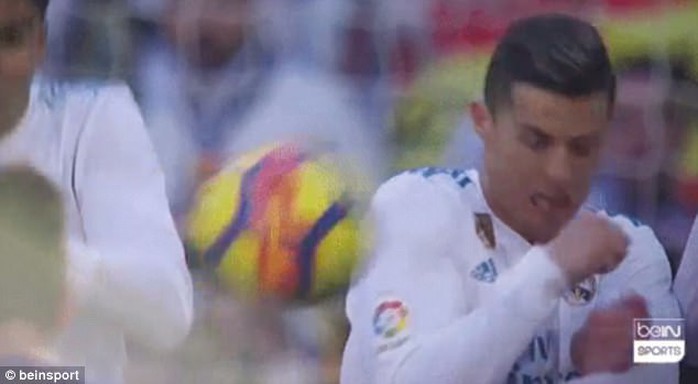 Hành động đẹp của Messi với Ronaldo ở El Clasico - Ảnh 1.