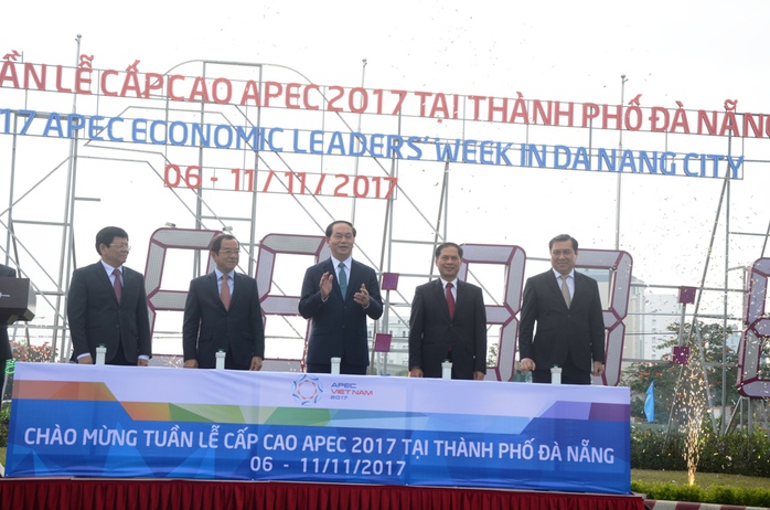 Chủ tịch nước Trần Đại Quang cùng các đại biểu bấm nút khởi động đồng hồ đếm ngược chào mừng Tuần lễ cấp cao APEC 2017 tại Đà Nẵng