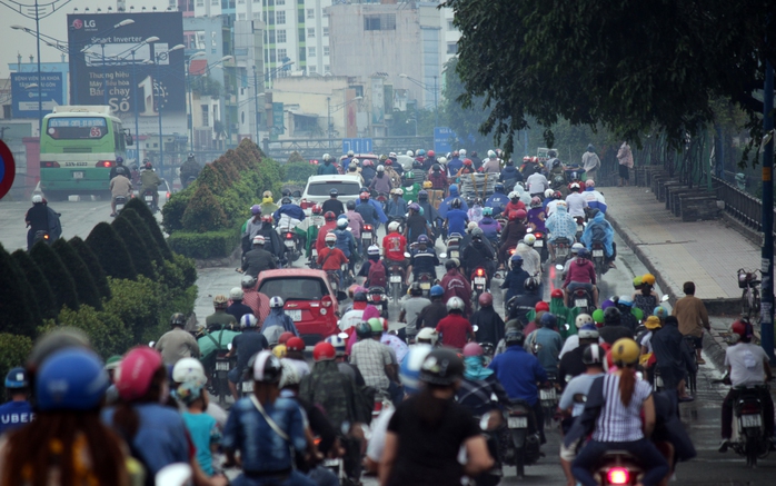 
Trong cơn mưa rả rích khá lâu, đường dẫn ra vào sân bay: đường Trường Sơn, Cộng Hòa, Trường Chinh đông đúc, ùn ứ xe cộ, lưu thông khá khó khăn.
