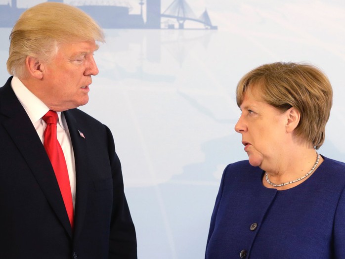 Tổng thống Donald Trump đã bắt tay bà Merkel - Ảnh 4.