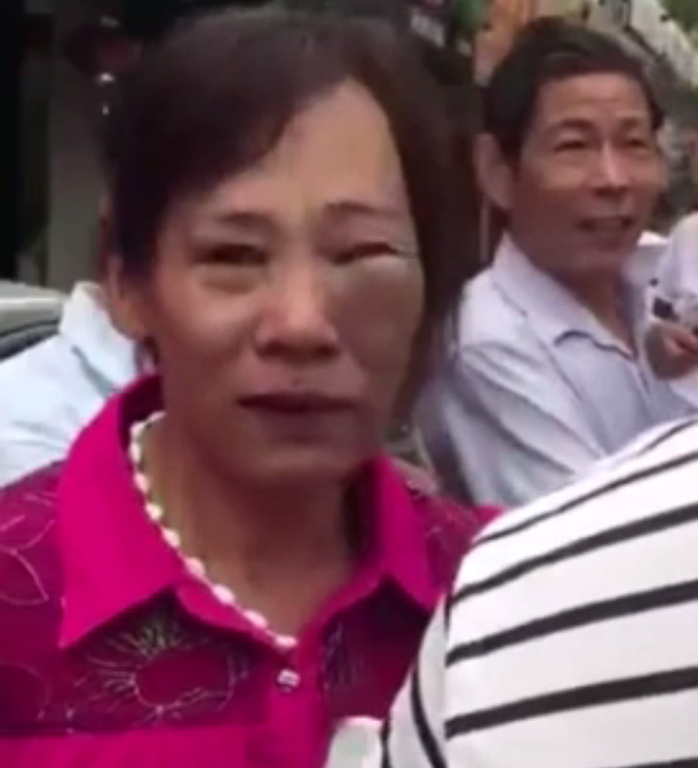 Trung Quốc: Cảnh sát quật ngã người phụ nữ đang đang bế trẻ  - Ảnh 6.