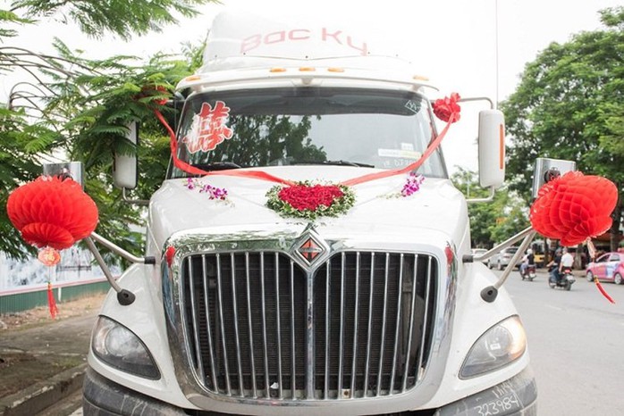 Dàn ôtô đầu kéo chục tỷ đi hỏi vợ tại Hải Phòng - Ảnh 5. Dàn ôtô đầu kéo chục tỷ đi hỏi vợ tại Hải Phòng - Ảnh 5.