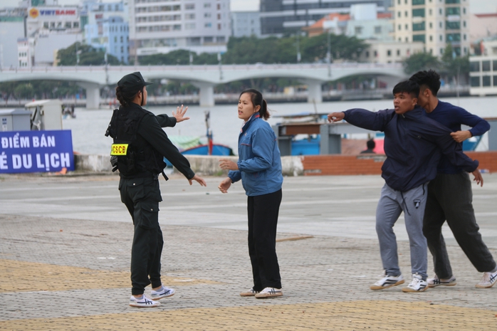 Mãn nhãn trước những bóng hồng bảo vệ an ninh APEC - Ảnh 4.