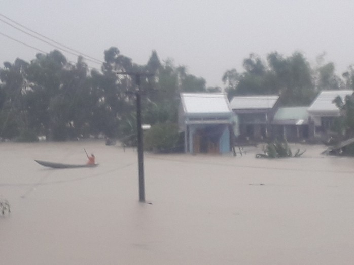 Làng mạc Quảng Nam ngập chìm trong nước, thủy điện vẫn xả lũ - Ảnh 6.