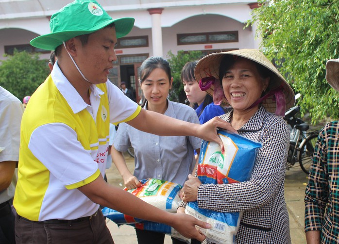 Cảm động những hình ảnh trao quà cứu trợ nơi rốn lũ - Ảnh 6.