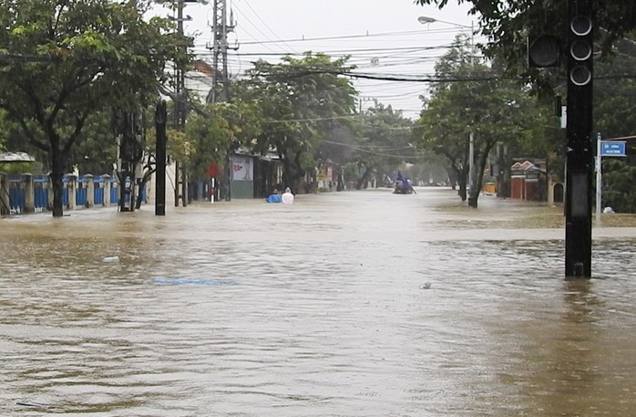 Lũ vượt báo động III,  Hội An chìm trong biển nước - Ảnh 5.