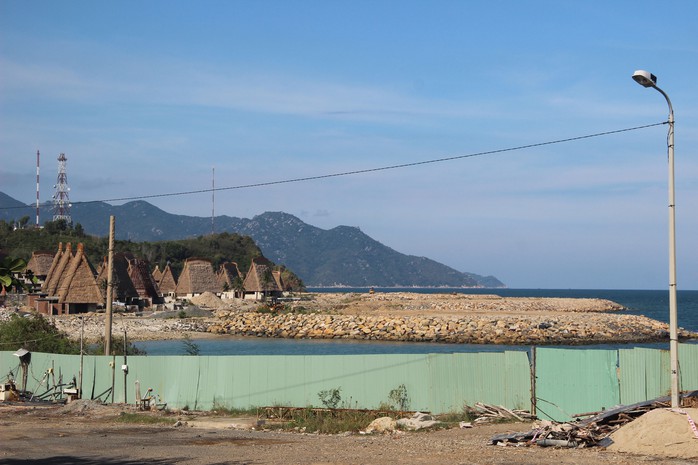 Vụ Nàng Tiên Cá lấn vịnh Nha Trang: Sở TN-MT Khánh Hòa né trả lời - Ảnh 1.