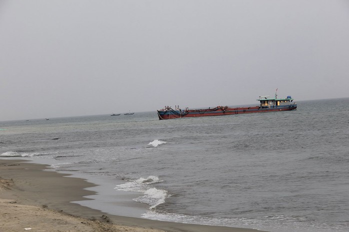 
Các tàu nạo vét cát tại khu vực bờ biển Cửa Đại Ảnh: HIỀN TRƯỜNG
