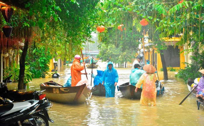 Làng mạc Quảng Nam ngập chìm trong nước, thủy điện vẫn xả lũ - Ảnh 2.