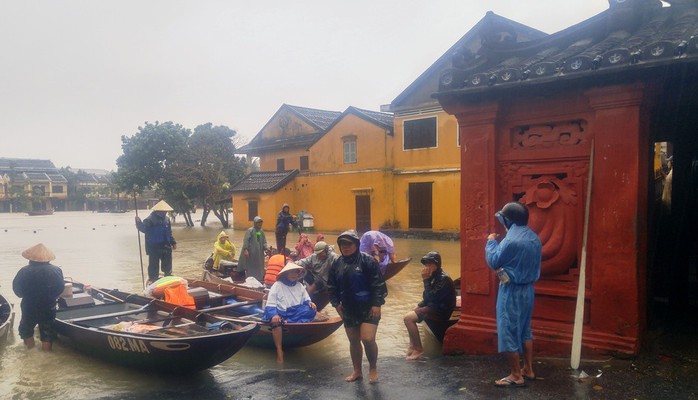 Làng mạc Quảng Nam ngập chìm trong nước, thủy điện vẫn xả lũ - Ảnh 3.