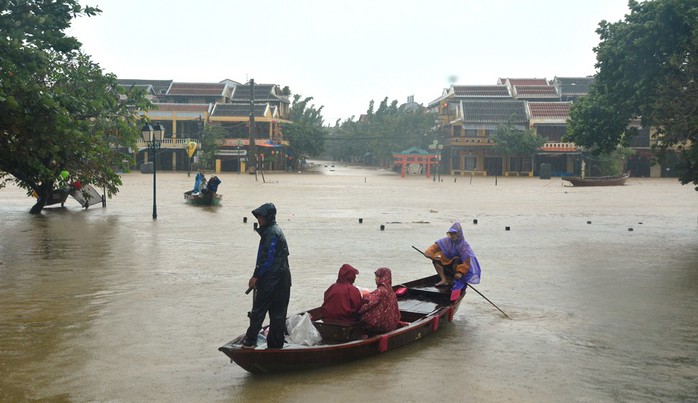 Làng mạc Quảng Nam ngập chìm trong nước, thủy điện vẫn xả lũ - Ảnh 4.