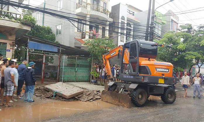 Học sinh bước hụt chân xuống cống thoát nước tử vong - Ảnh 1.