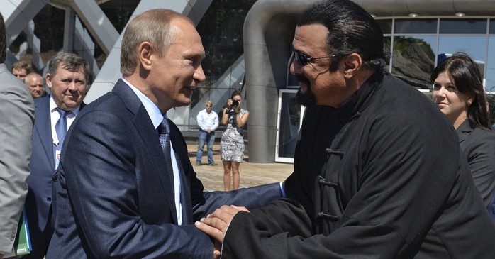 Chơi thân với Putin, tài tử Steven Seagal bị Ukraine cấm cửa - Ảnh 1.