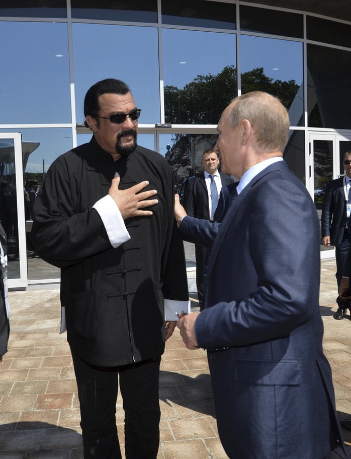 Chơi thân với Putin, tài tử Steven Seagal bị Ukraine cấm cửa - Ảnh 2.