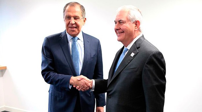 
Ngoại trưởng Nga Lavrov (trái) bắt tay với người đồng cấp Mỹ Tillerson. Ảnh: RT
