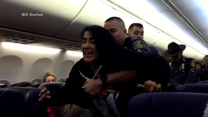 Mỹ: Cảnh sát dùng vũ lực ép nữ hành khách rời máy bay - Ảnh 2.