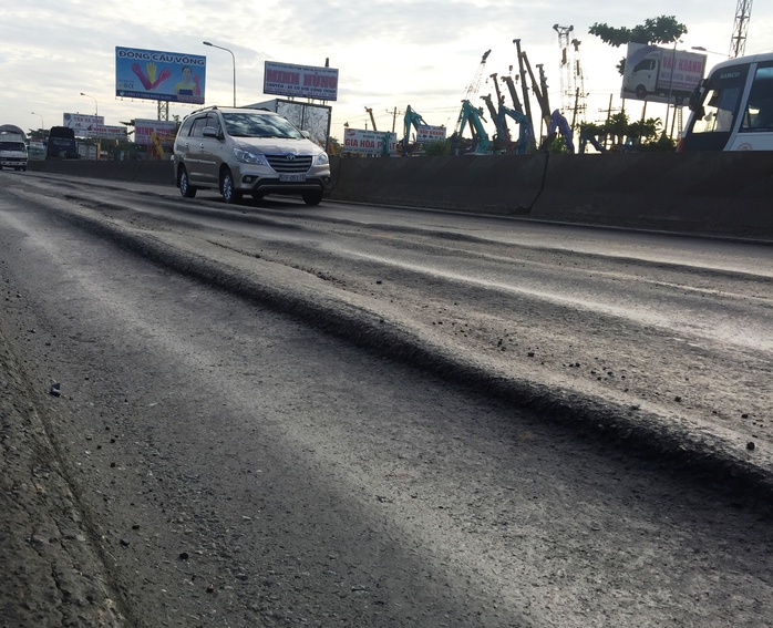 
Trước đó, mặt đường bị hư hỏng nghiêm trọng, tạo thành các rãnh sâu đến 20 cm theo vệt bánh xe
