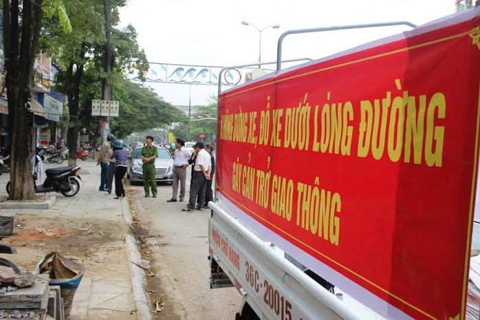 
Lực lượng chức năng phường Ba Đình đang chỉ đạo tháo dỡ bảng biển lấn chiếm vỉa hè trên đường Trần Phú
