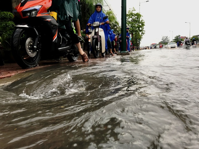 Đường sắt “tê liệt” gần 1 giờ sau cơn mưa hơn 30 phút - Ảnh 5. Đường sắt “tê liệt” gần 1 giờ sau cơn mưa hơn 30 phút - Ảnh 5.