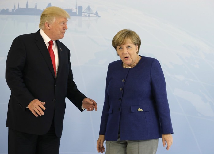 Tổng thống Donald Trump đã bắt tay bà Merkel - Ảnh 3.
