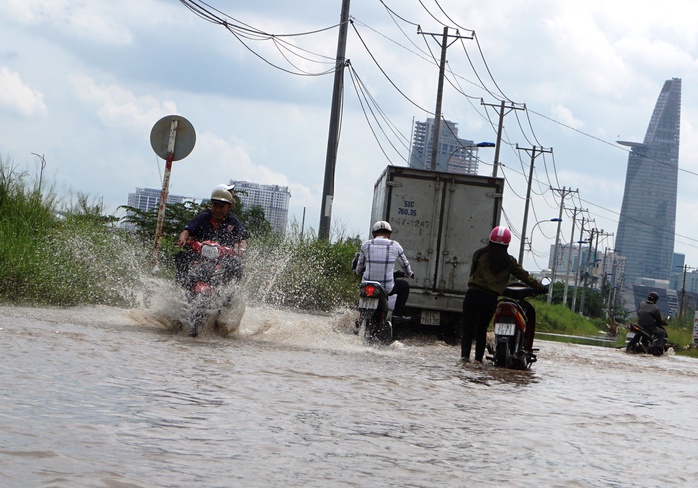 TP HCM: Mưa một trận, ngập cả ngày ở con đường “đau khổ” - Ảnh 3.