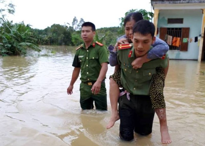 Công an, bộ đội dầm  mình trong nước ăn vội, giúp dân chống lũ dữ - Ảnh 5.